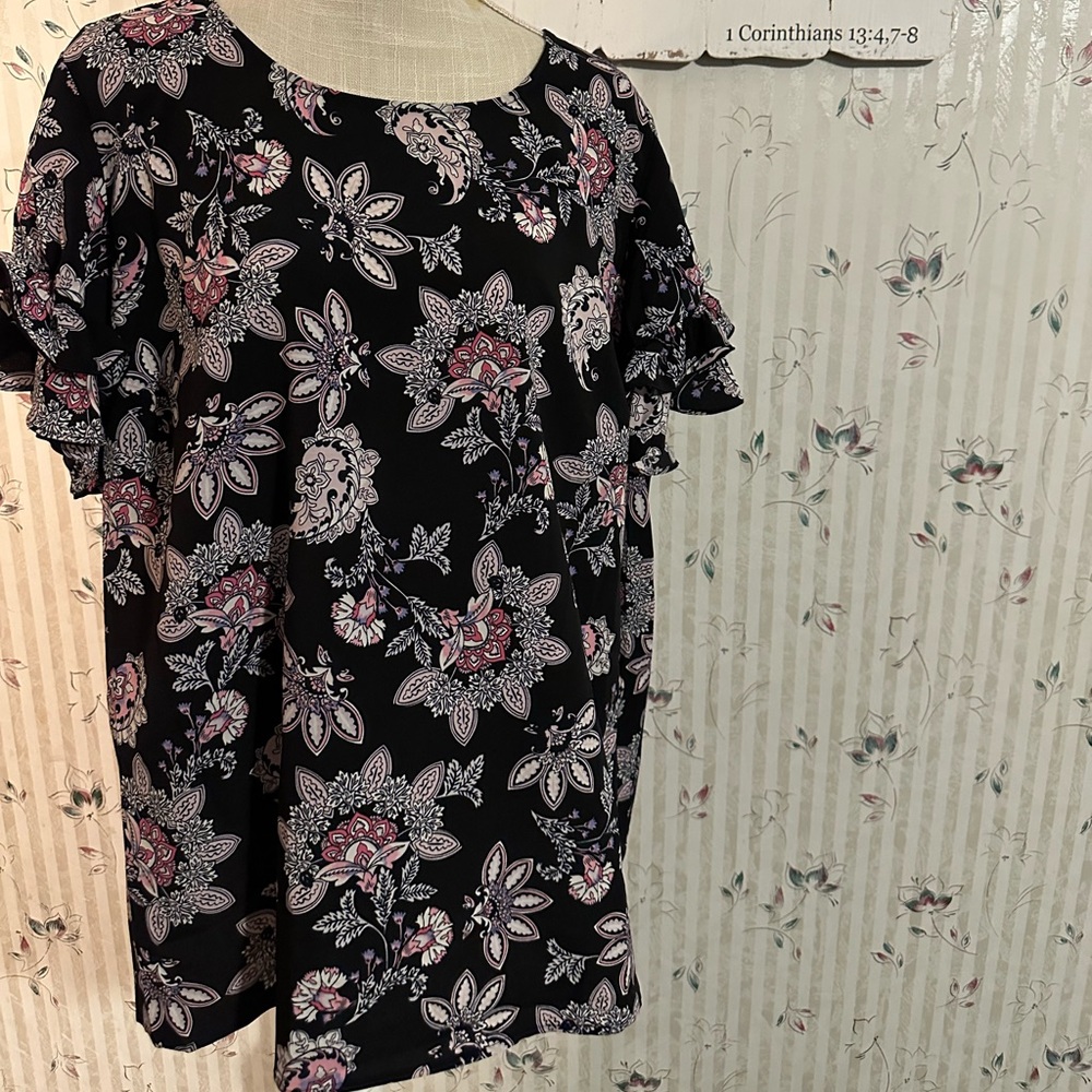Lane Bryant Flutter Sleeve Crew Neck Top Black with floral pink sz 20 NWOT